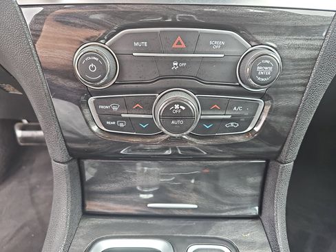 Used 2017 Chrysler 300 Limited image 25