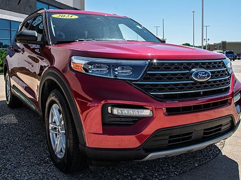 Used 2021 Ford Explorer XLT w/ Equipment Group 202A AWD/4WD image 7