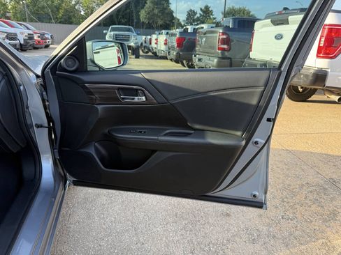 Used 2016 Honda Accord EX image 11