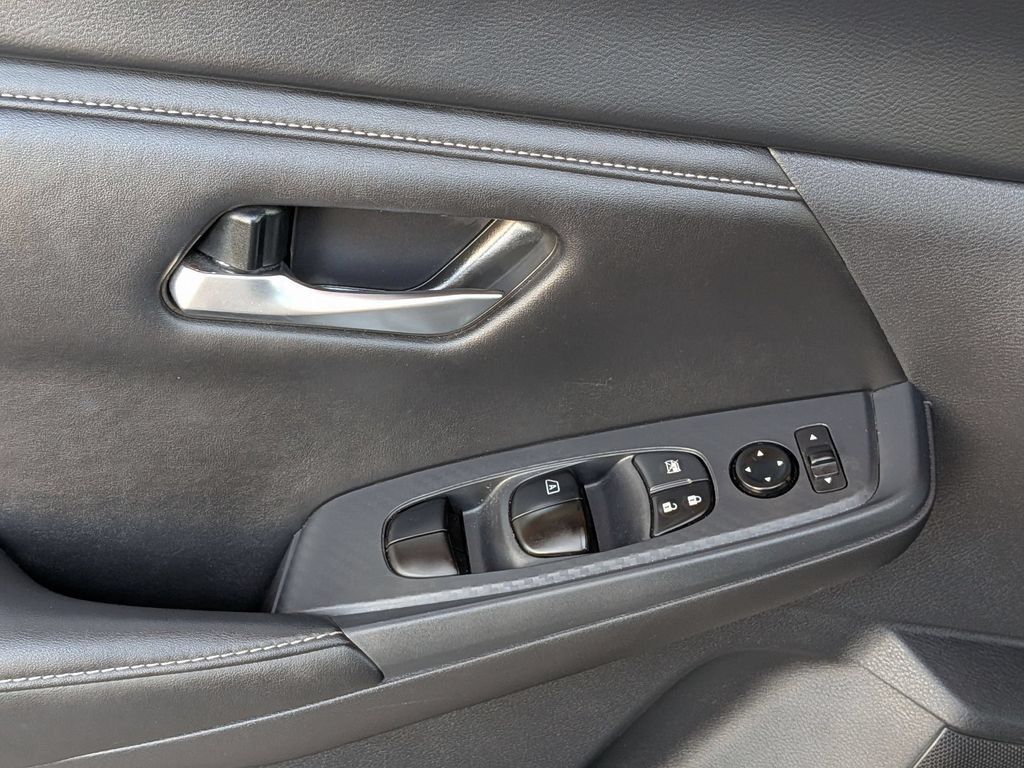 Used 2025 Nissan Sentra SV FWD image 13