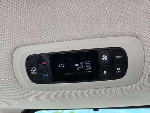 Used 2023 Chrysler Pacifica Touring-L FWD image 15