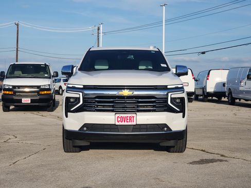 Used 2025 Chevrolet Suburban Premier RWD image 2