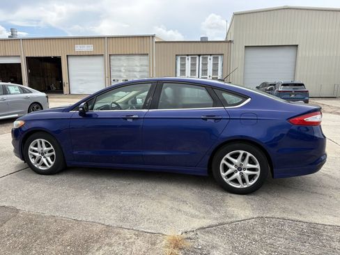 Used 2015 Ford Fusion SE FWD image 2