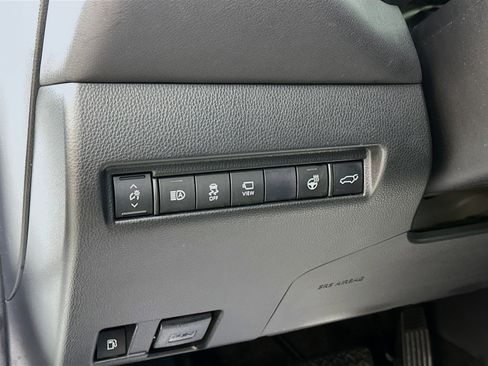 Used 2021 Toyota Venza Limited w/ Carpet Mat Package (TMS) image 10