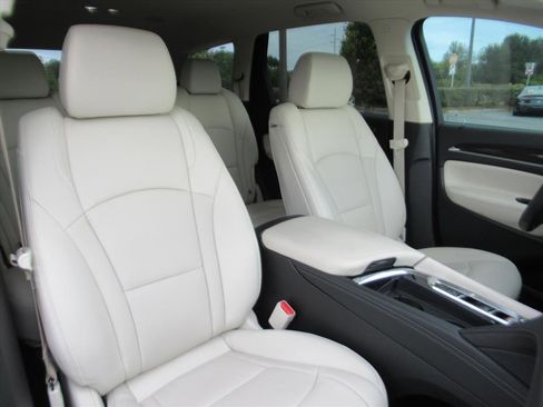 Used 2023 Buick Enclave Essence image 8