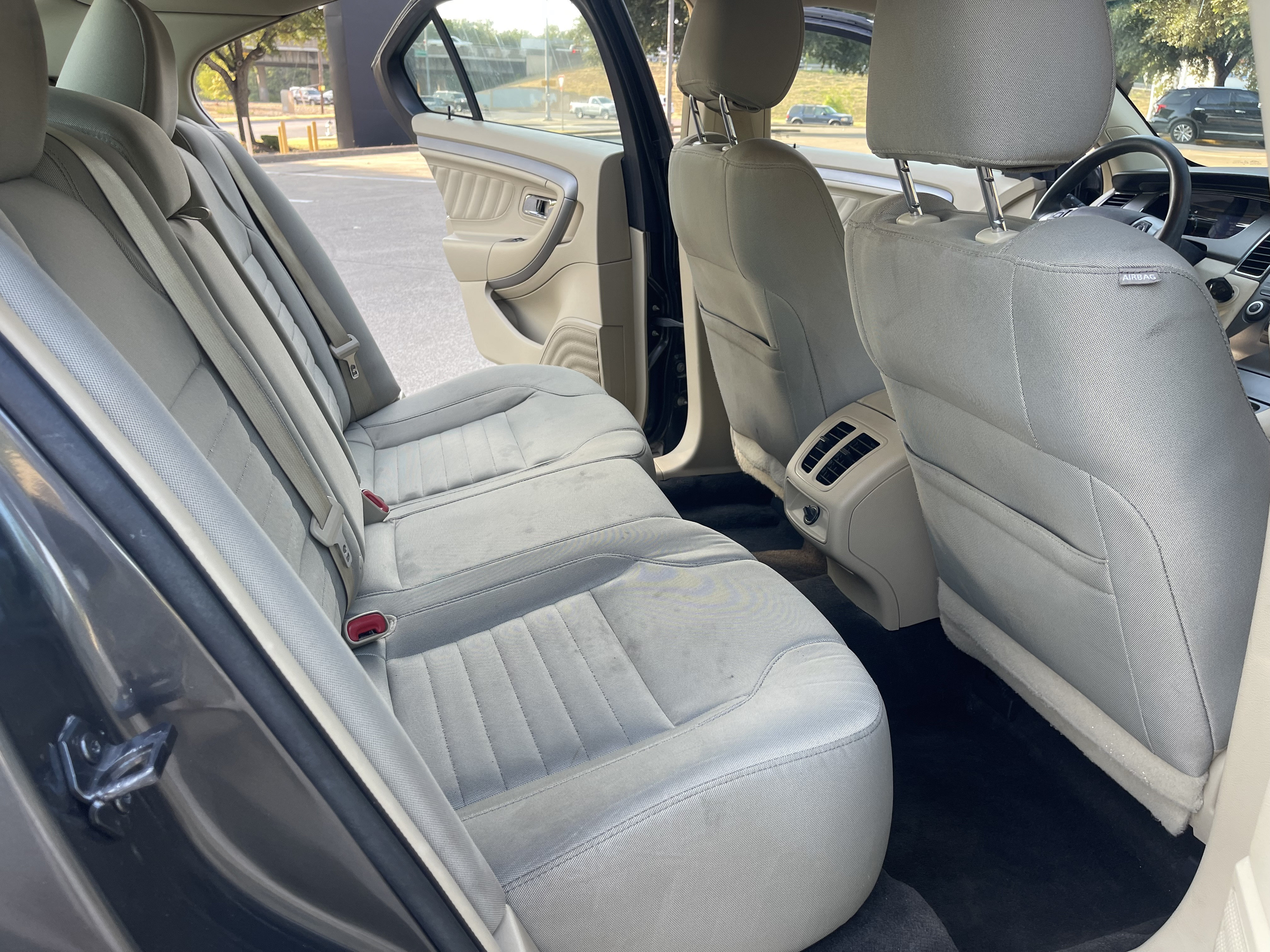 Used 2015 Ford Taurus SE FWD image 12