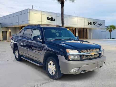 Used 2002 Chevrolet Avalanche Base w/ North Face Edition image 2