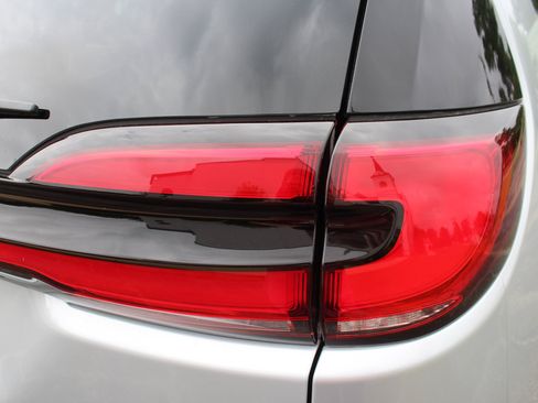 Used 2024 Chrysler Pacifica Select image 19