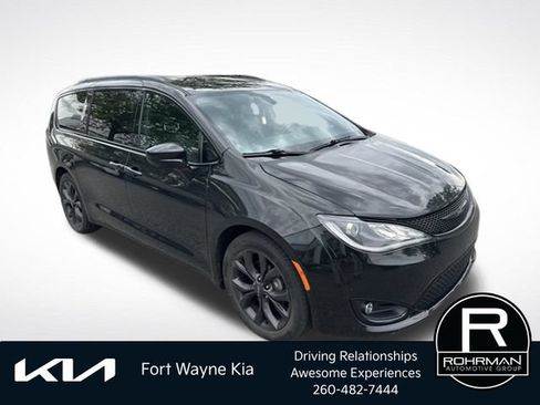 Used 2020 Chrysler Pacifica Touring-L w/ S Appearance Package FWD image 9