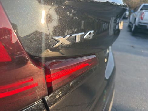 Used 2025 Cadillac XT4 Premium Luxury image 12