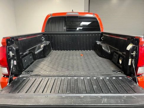 Used 2017 Toyota Tacoma TRD Sport w/ Tow Package AWD/4WD image 16