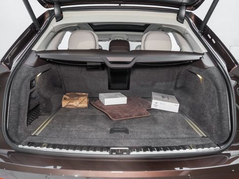 Used 2025 Bentley Bentayga Extended Wheelbase image 11