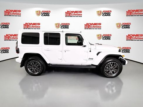 Used 2023 Jeep Wrangler Unlimited Sahara AWD/4WD image 16