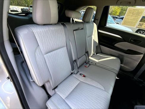 Used 2017 Toyota Highlander Plus image 19