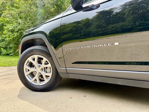 Used 2023 Jeep Grand Cherokee Limited AWD/4WD image 12
