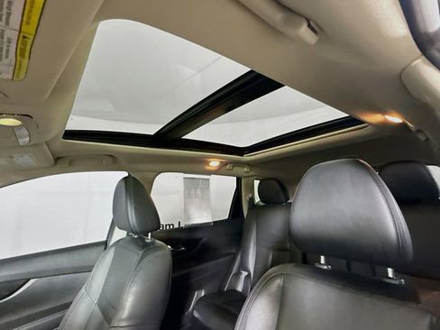 Used 2017 Nissan Rogue SL w/ SL Premium Package FWD image 23