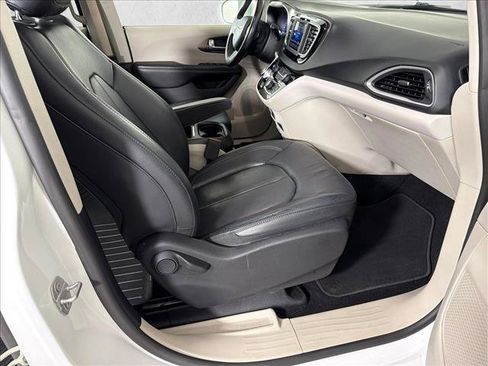Used 2019 Chrysler Pacifica Touring-L FWD image 13