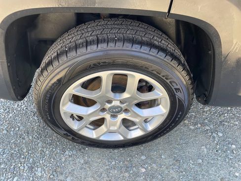 Used 2015 Jeep Renegade Latitude AWD/4WD image 30