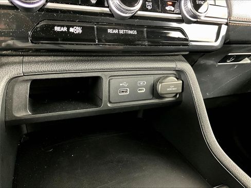 Used 2025 Honda Pilot Sport image 16