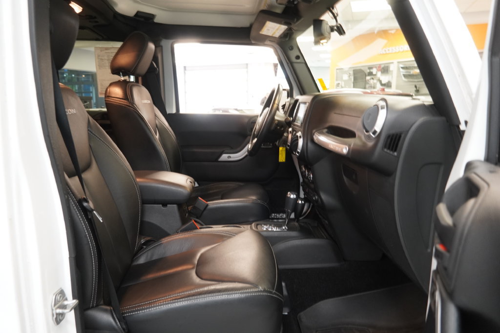 Used 2015 Jeep Wrangler Unlimited Rubicon w/ Connectivity Group AWD/4WD image 32