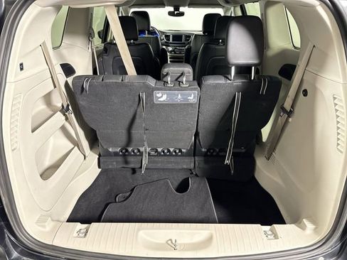 Used 2020 Chrysler Pacifica Touring-L image 32