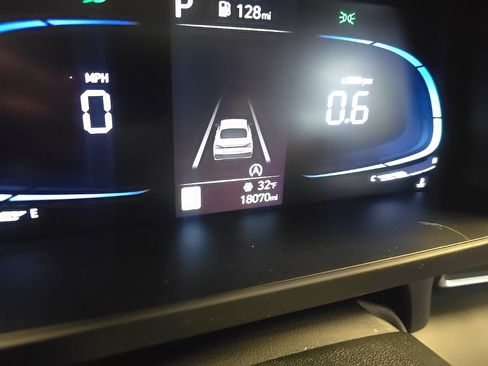 Certified 2025 Hyundai Elantra SE image 5