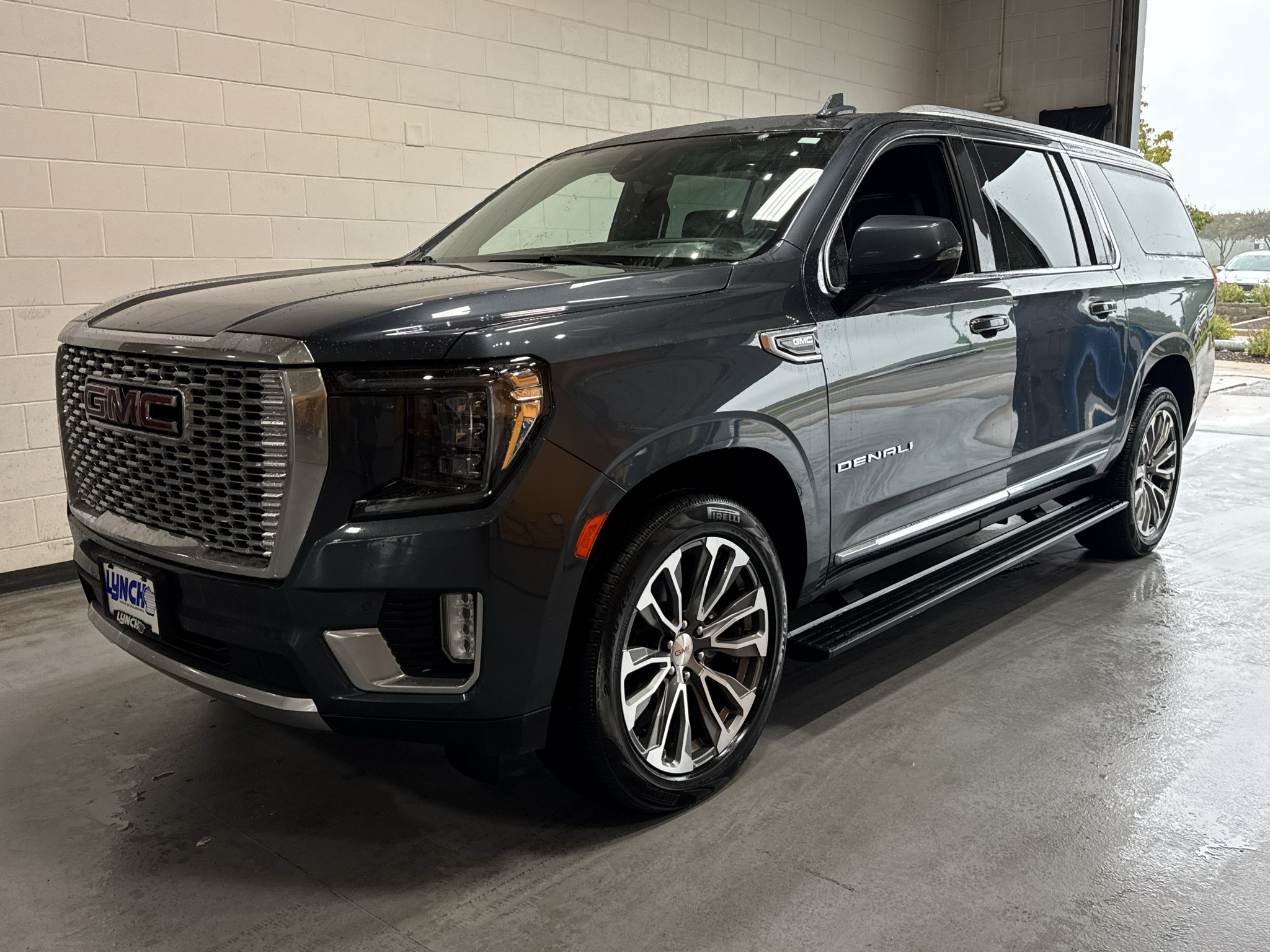 Used 2021 GMC Yukon XL Denali w/ Denali Premium Package AWD/4WD image 12