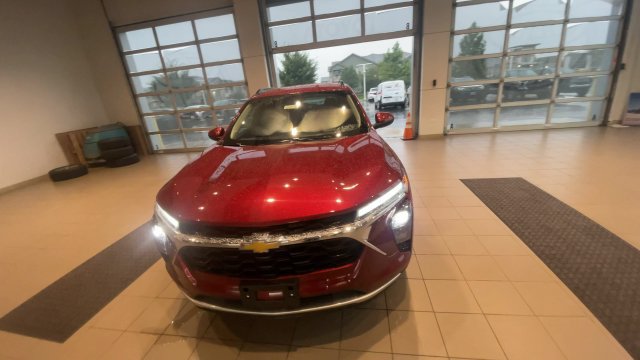 Used 2025 Chevrolet Trax LT w/ LT Convenience Package FWD image 5