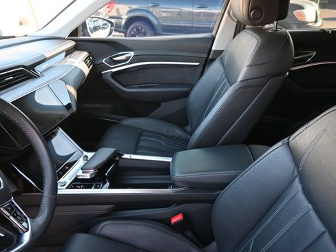 Used 2021 Audi e-tron Prestige w/ Prestige Package image 22