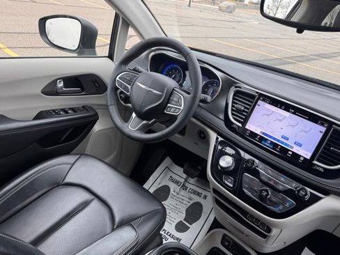 Used 2023 Chrysler Pacifica Touring-L image 13