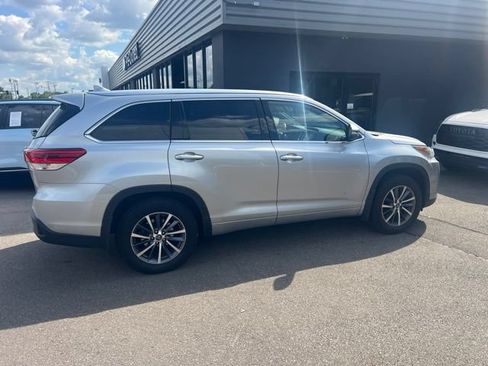 Used 2018 Toyota Highlander XLE AWD/4WD image 3