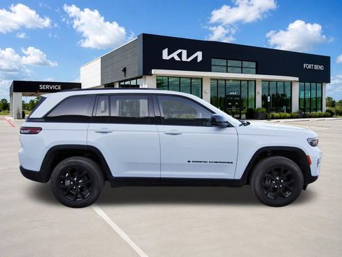 Used 2024 Jeep Grand Cherokee Altitude AWD/4WD image 4