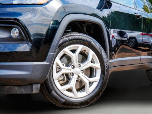 Used 2024 Jeep Compass Latitude AWD/4WD image 2
