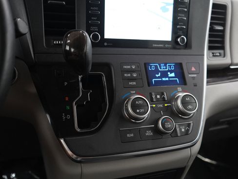 Used 2019 Toyota Sienna XLE Premium AWD/4WD image 26