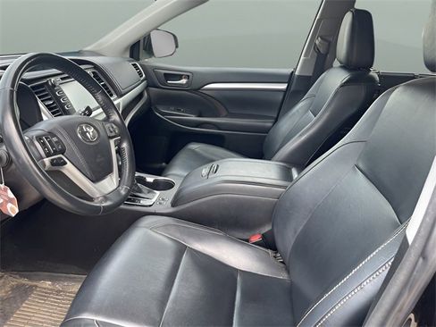 Used 2018 Toyota Highlander XLE image 12