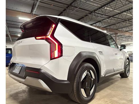 Used 2025 Kia EV9 Wind image 14