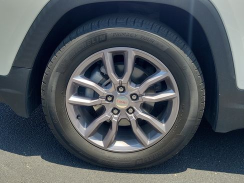 Used 2023 GMC Terrain SLT w/ Infotainment Package II FWD image 5