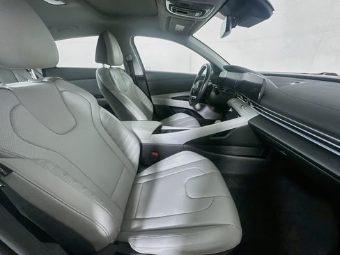 Used 2025 Hyundai Elantra Limited FWD image 31