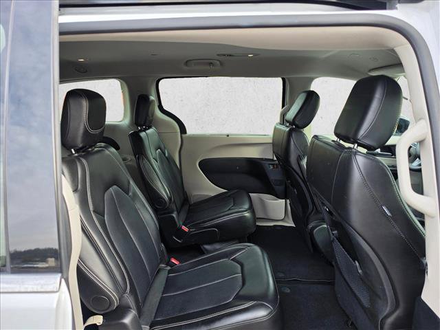 Used 2024 Chrysler Pacifica Touring-L FWD image 12