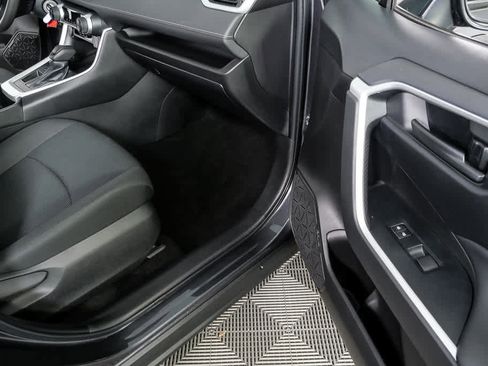 Used 2022 Toyota RAV4 LE image 22