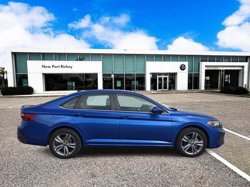 Used 2022 Volkswagen Jetta SE w/ Panoramic Sunroof Package image 9