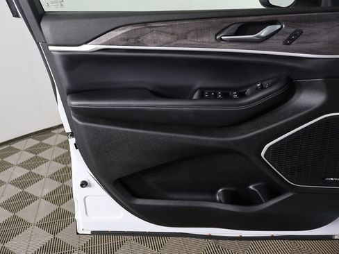 Used 2022 Jeep Grand Cherokee L Limited image 24