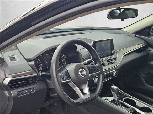 Used 2024 Nissan Altima 2.5 SV FWD image 10