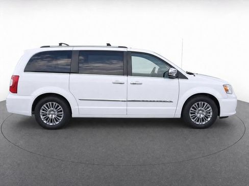 Used 2016 Chrysler Town & Country Limited FWD image 8