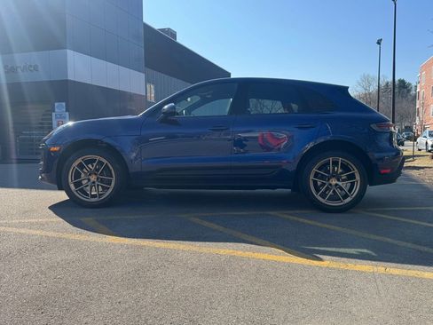 Used 2025 Porsche Macan Base image 2