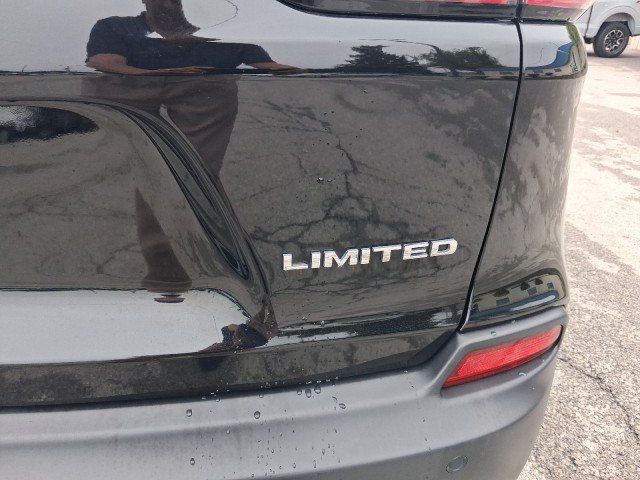 Used 2019 Jeep Cherokee Limited w/ Luxury Group AWD/4WD image 5