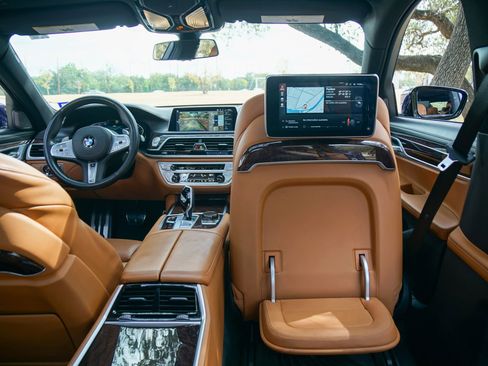 Used 2020 BMW 750i xDrive image 37