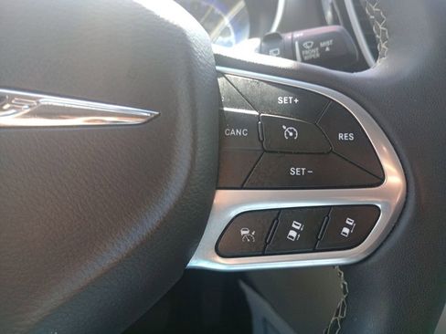 Used 2023 Chrysler Pacifica Touring-L image 18