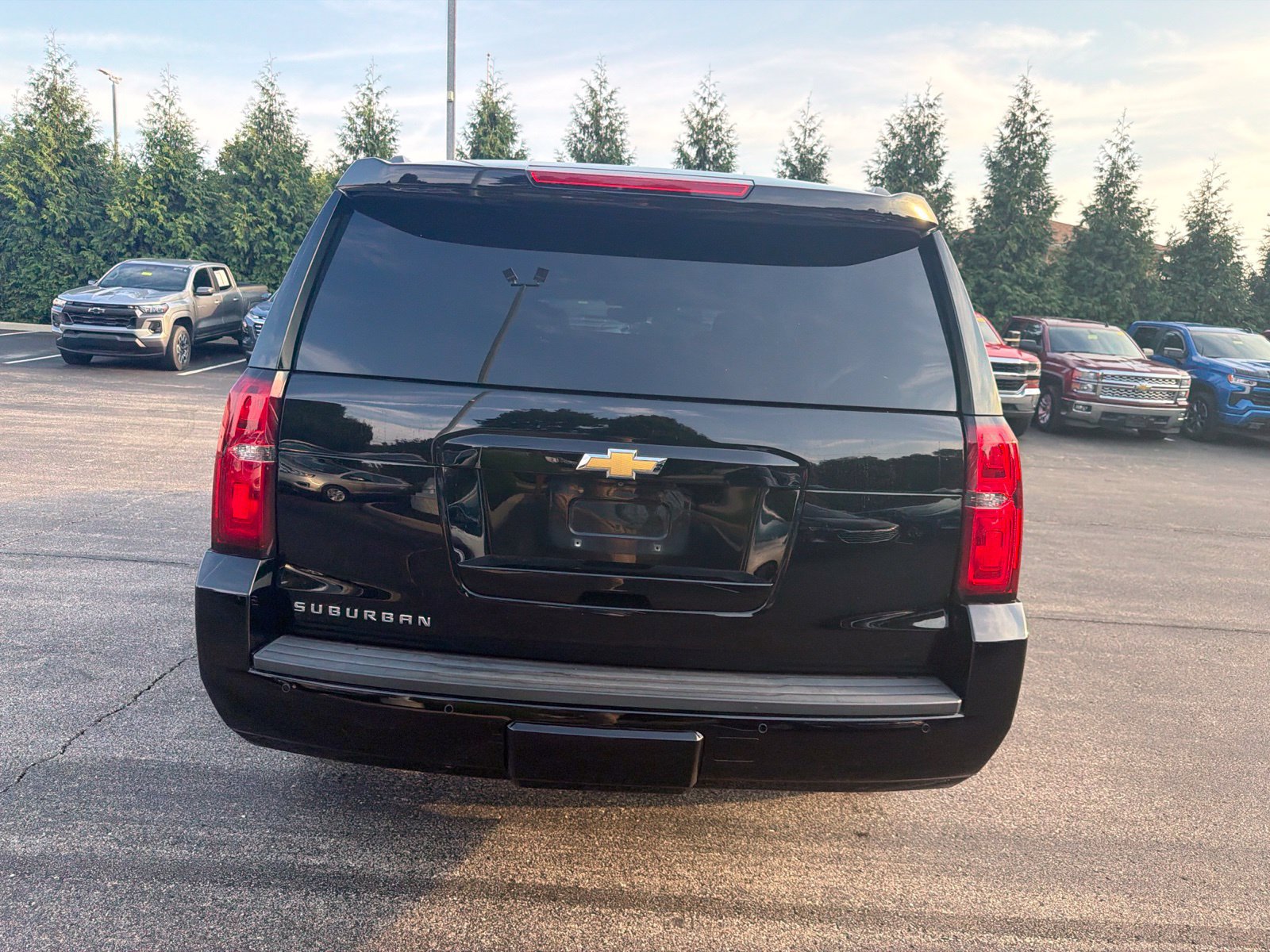 Used 2018 Chevrolet Suburban LT w/ Luxury Package AWD/4WD image 4