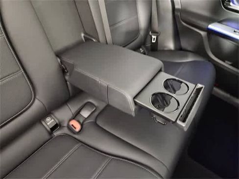 Used 2025 Mercedes-Benz GLC 300 4MATIC image 91